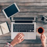 Bureau photographe, ordinateur, café