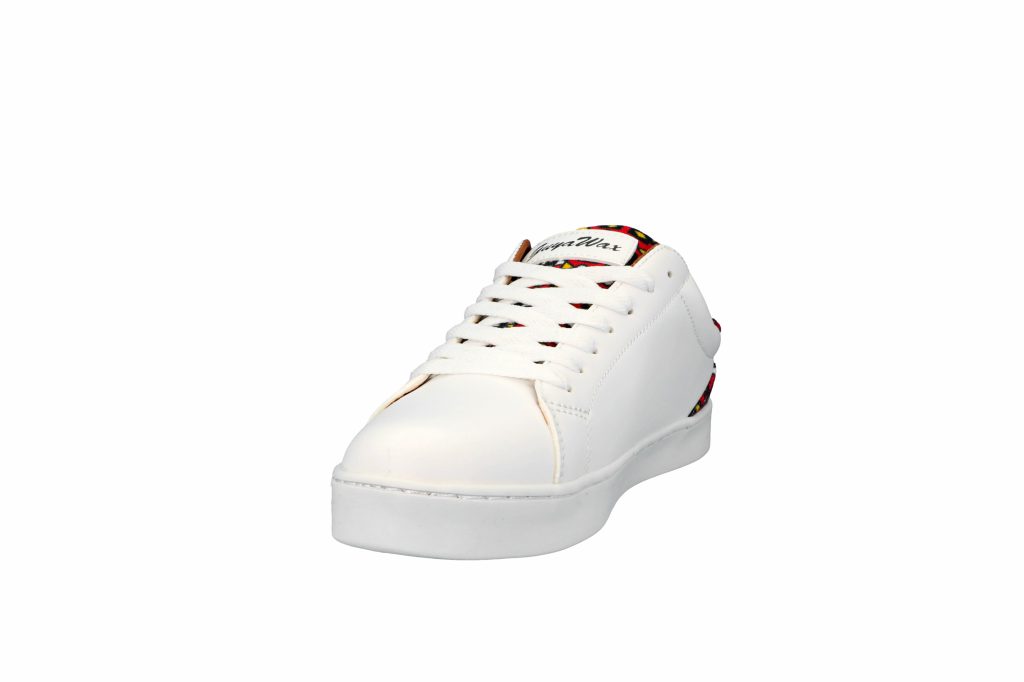 Chaussure blanche et rouge de profil