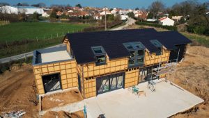 Image au drone d'un chantier de menuiserie