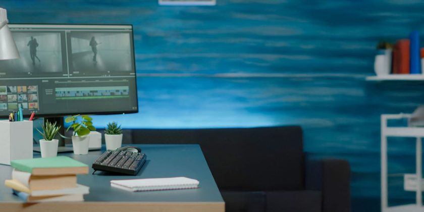 L'application première Pro est ouverte sur un ordinateur posé sur un bureau
