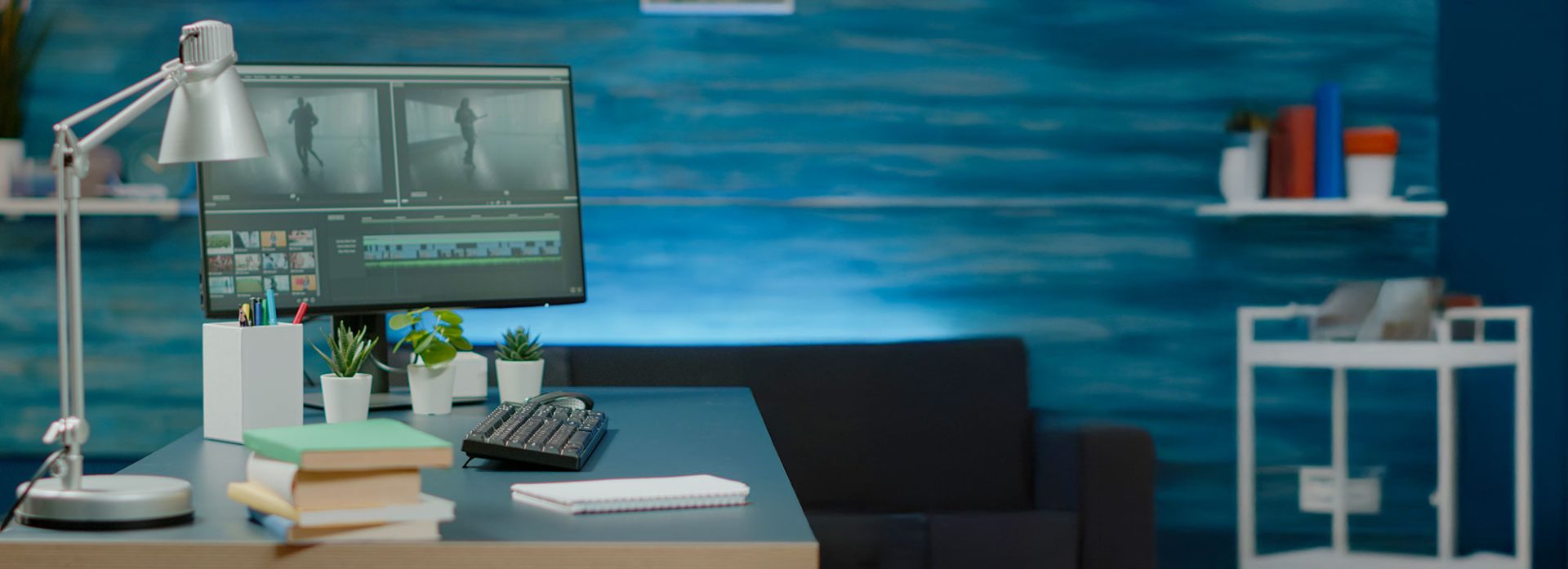 L'application première Pro est ouverte sur un ordinateur posé sur un bureau