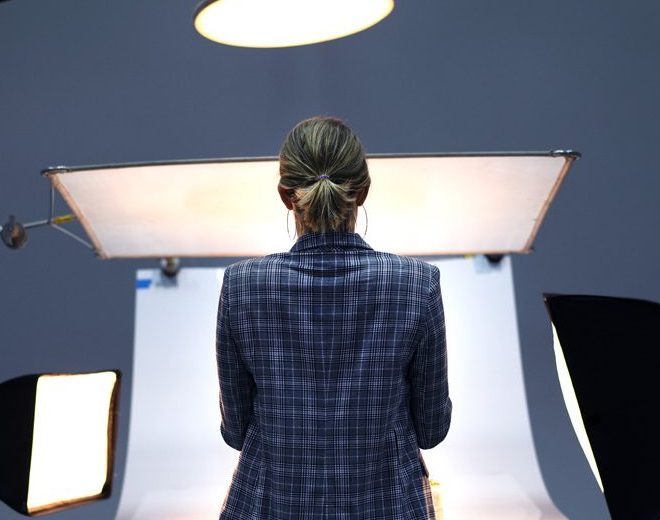 Une femme utilise un dispositif de packshot photo