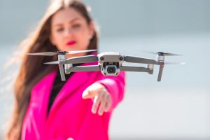 Un drone vole au-dessus de la main d'une femme