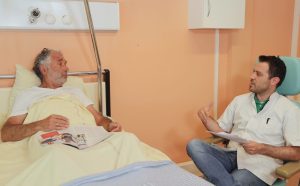 un professionnel et un malade du cancer discute dans un court métrage