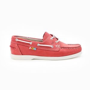 Une chaussure rouge est photographiée sur un fond blanc