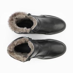 Packshot d'une paire de chaussures noires, vu de dessus, sur fond blanc