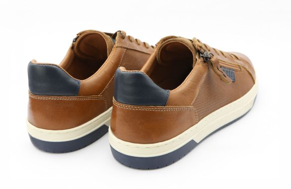Photographie produit, packshot d'une paire de chaussure marron sur fond blanc