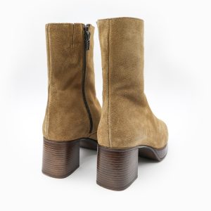 Photographie packshot d'une paire de bottes marron sur fond blanc