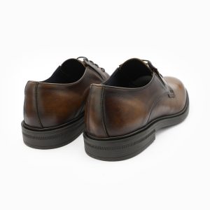 Photo packshot d'une paire de chaussures marron, vu de coté, sur fond blanc