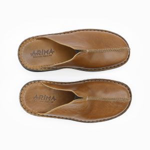 Prise de vue d'une paire de chaussures marron, vue de dessus, sur fond blanc