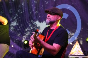Tournage vidéo événementiel Cholet un musicien joue de la guitare à la Guinguette