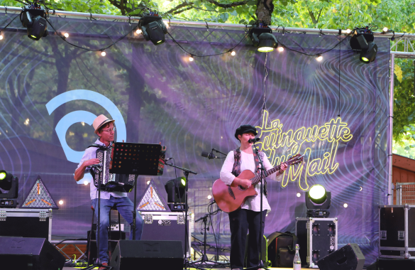 Photographie de la scène d'un petit concert lors de la Guinguette du Mail à Cholet