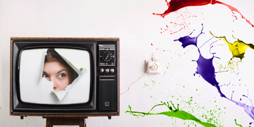 une vieille télévision et une femme à l'intérieur